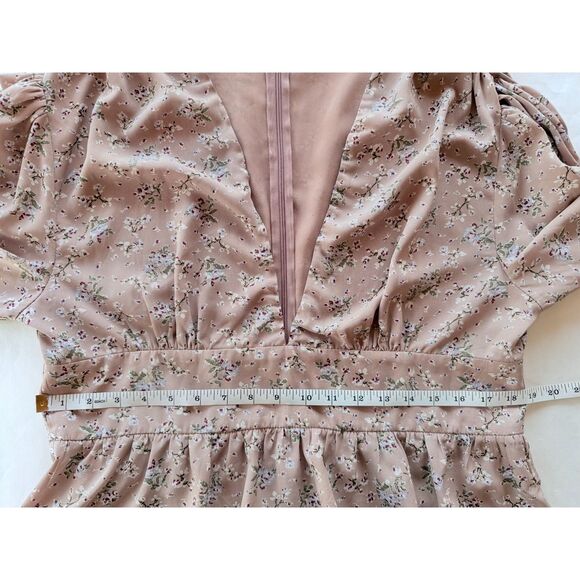 Showpo. Never As Easy V Neck 3/4 Puff Sleeve Cropped Floral Blouse in Taupe Pink - Picture 10 of 11